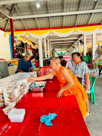 โรงครัววัดจุฬามณี ประกอบอาหารและบรรจุข้าวกะเพราหมูสับเป็นกล่อง