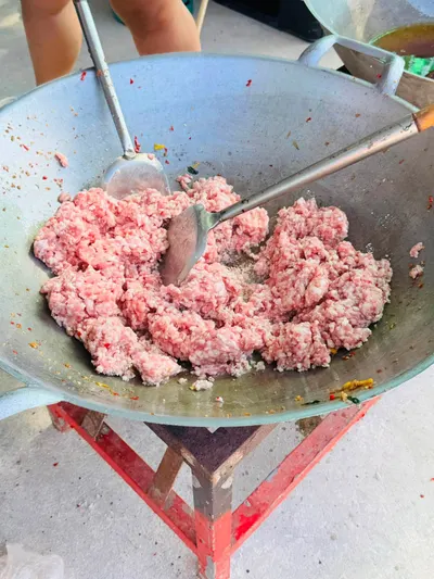 โรงครัววัดจุฬามณี ประกอบอาหารและบรรจุข้าวกะเพราหมูสับเป็นกล่อง