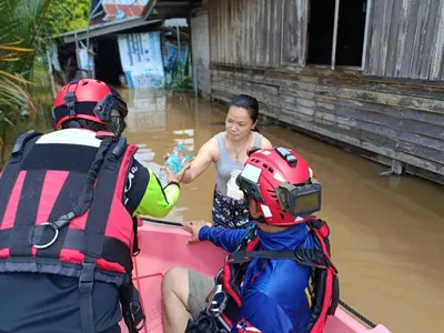 ลำเลียงอาหารกล่องและสิ่งของทางเรือไปมอบแก่ประชาชนในพื้นที่น้ำท่วม จังหวัดสมุทรสงคราม