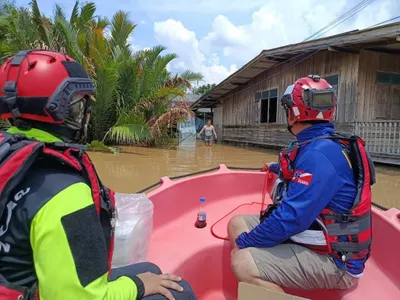 ลำเลียงอาหารกล่องและสิ่งของทางเรือไปมอบแก่ประชาชนในพื้นที่น้ำท่วม จังหวัดสมุทรสงคราม