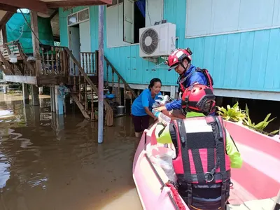 ลำเลียงอาหารกล่องและสิ่งของทางเรือไปมอบแก่ประชาชนในพื้นที่น้ำท่วม จังหวัดสมุทรสงคราม