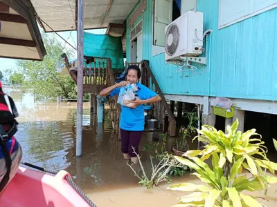 ลำเลียงอาหารกล่องและสิ่งของทางเรือไปมอบแก่ประชาชนในพื้นที่น้ำท่วม จังหวัดสมุทรสงคราม