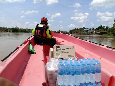 ลำเลียงอาหารกล่องและสิ่งของทางเรือไปมอบแก่ประชาชนในพื้นที่น้ำท่วม จังหวัดสมุทรสงคราม