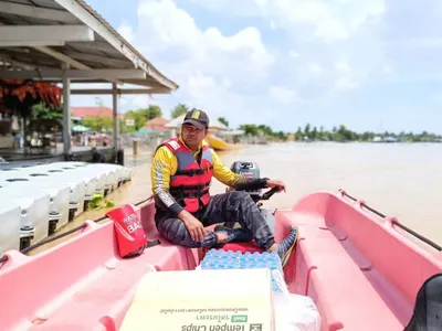 ลำเลียงอาหารกล่องและสิ่งของทางเรือไปมอบแก่ประชาชนในพื้นที่น้ำท่วม จังหวัดสมุทรสงคราม