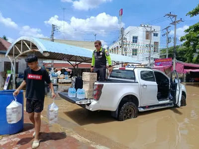ลำเลียงอาหารกล่องและสิ่งของทางเรือไปมอบแก่ประชาชนในพื้นที่น้ำท่วม จังหวัดสมุทรสงคราม