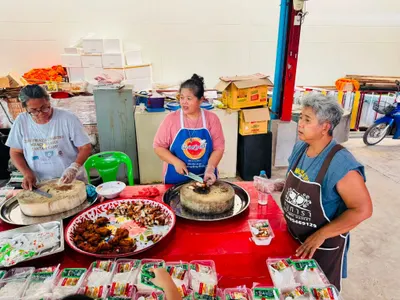โรงครัววัดจุฬามณี ประกอบอาหารและบรรจุข้าวไก่ทอดเป็นกล่อง เพื่อช่วยผู้ประสบอุทกภัย