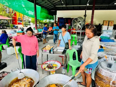 โรงครัววัดจุฬามณี ประกอบอาหารและบรรจุข้าวไก่ทอดเป็นกล่อง เพื่อช่วยผู้ประสบอุทกภัย