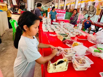 โรงครัววัดจุฬามณี ประกอบอาหารและบรรจุข้าวไก่ทอดเป็นกล่อง เพื่อช่วยผู้ประสบอุทกภัย
