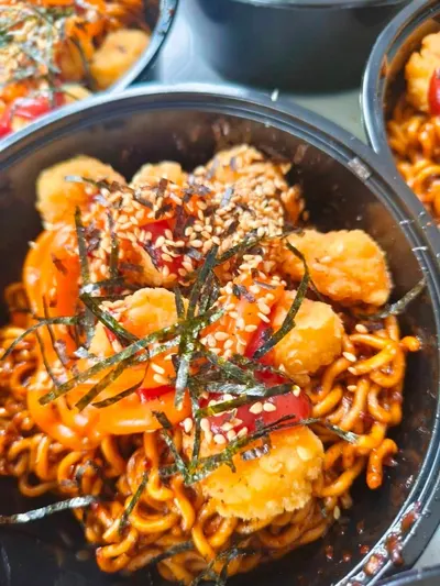 บะหมี่เกาหลีรามายอนกับไก่ป๊อป