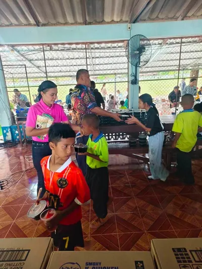 มอบบะหมี่รามายอนแก่นักเรียนโรงเรียนบ้านหนองไก่ต่อ อำเภอเลาขวัญ จังหวัดกาญจนบุรี