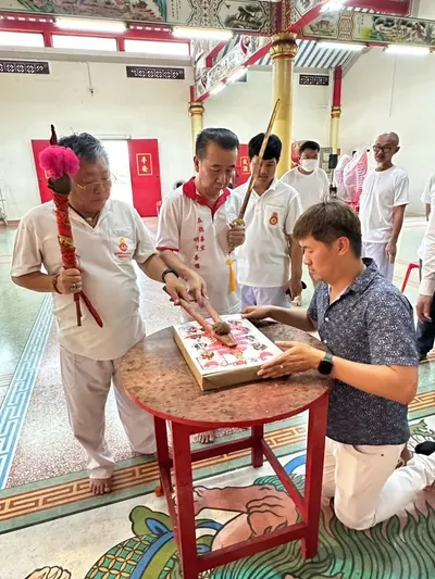 ประกอบพิธีกับแผ่นยันต์องค์โป๊ยเซียนโจวซือ ก่อนแจกจ่าย