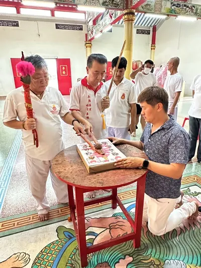 ประกอบพิธีกับแผ่นยันต์องค์โป๊ยเซียนโจวซือ ก่อนแจกจ่าย