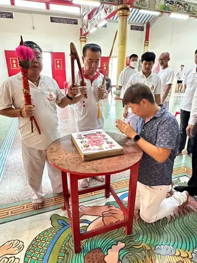 ประกอบพิธีกับแผ่นยันต์องค์โป๊ยเซียนโจวซือ ก่อนแจกจ่าย