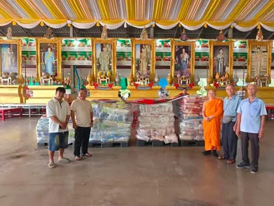 มอบข้าวสาร ๕ ตัน (๑,๐๐๐ ถุง) แก่มูลนิธิสว่างเบญจธรรม สมุทรสงคราม เพื่องานประเพณีทิ้งกระจาด