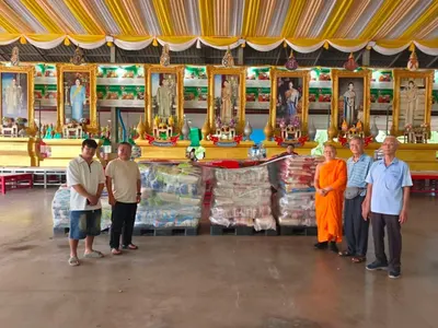 มอบข้าวสาร ๕ ตัน (๑,๐๐๐ ถุง) แก่มูลนิธิสว่างเบญจธรรม สมุทรสงคราม เพื่องานประเพณีทิ้งกระจาด