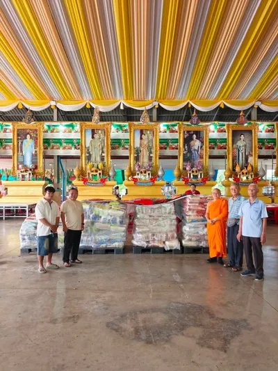 มอบข้าวสาร ๕ ตัน (๑,๐๐๐ ถุง) แก่มูลนิธิสว่างเบญจธรรม สมุทรสงคราม เพื่องานประเพณีทิ้งกระจาด