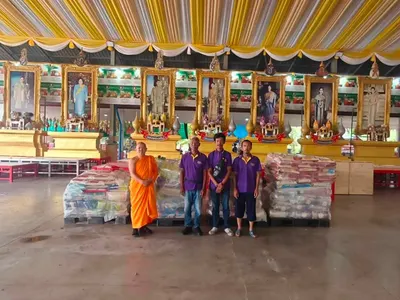 มอบข้าวสาร ๕ ตัน (๑,๐๐๐ ถุง) แก่มูลนิธิสว่างเบญจธรรม สมุทรสงคราม เพื่องานประเพณีทิ้งกระจาด