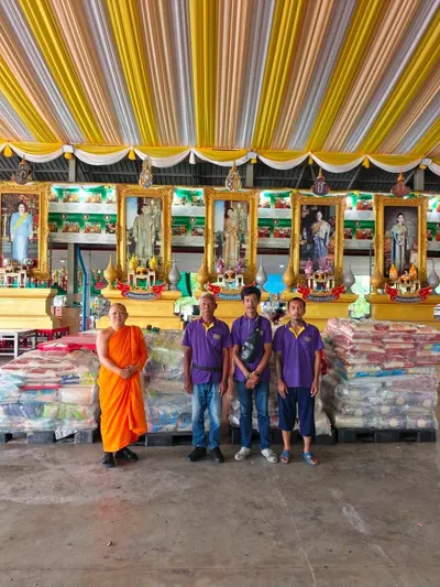 มอบข้าวสาร ๕ ตัน (๑,๐๐๐ ถุง) แก่มูลนิธิสว่างเบญจธรรม สมุทรสงคราม เพื่องานประเพณีทิ้งกระจาด