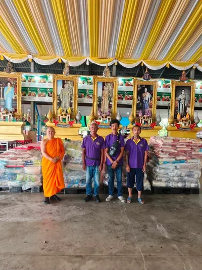 มอบข้าวสาร ๕ ตัน (๑,๐๐๐ ถุง) แก่มูลนิธิสว่างเบญจธรรม สมุทรสงคราม เพื่องานประเพณีทิ้งกระจาด