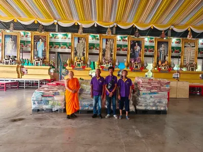 มอบข้าวสาร ๕ ตัน (๑,๐๐๐ ถุง) แก่มูลนิธิสว่างเบญจธรรม สมุทรสงคราม เพื่องานประเพณีทิ้งกระจาด