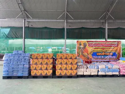 ข้าวสาร น้ำปลา และน้ำดื่ม ที่วัดจุฬามณีรวบรวมส่งช่วยเหลือผู้ประสบอุทกภัย จังหวัดอุบลราชธานี