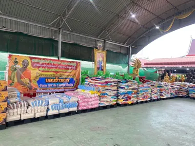 ข้าวสาร น้ำปลา และน้ำดื่ม ที่วัดจุฬามณีรวบรวมส่งช่วยเหลือผู้ประสบอุทกภัย จังหวัดอุบลราชธานี