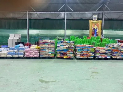 ข้าวสาร น้ำปลา และน้ำดื่ม ที่วัดจุฬามณีรวบรวมส่งช่วยเหลือผู้ประสบอุทกภัย จังหวัดอุบลราชธานี