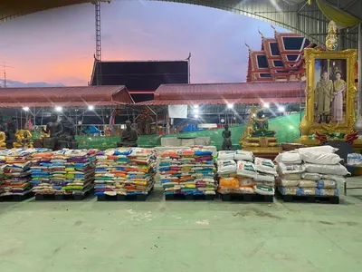 ข้าวสาร น้ำปลา และน้ำดื่ม ที่วัดจุฬามณีรวบรวมส่งช่วยเหลือผู้ประสบอุทกภัย จังหวัดอุบลราชธานี