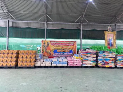 ข้าวสาร น้ำปลา และน้ำดื่ม ที่วัดจุฬามณีรวบรวมส่งช่วยเหลือผู้ประสบอุทกภัย จังหวัดอุบลราชธานี