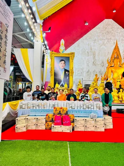 โรงครัวหลวงพ่ออิฏฐ์ วัดจุฬามณี ส่งมอบอาหารและน้ำดื่มแก่ผู้ประสบอุทกภัย จังหวัดสมุทรสงคราม ๗ ตุลาคม ๒๕๖๙