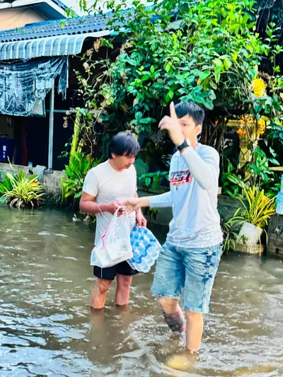 โรงครัวหลวงพ่ออิฏฐ์ วัดจุฬามณี ส่งมอบอาหารและน้ำดื่มแก่ผู้ประสบอุทกภัย จังหวัดสมุทรสงคราม ๗ ตุลาคม ๒๕๖๙