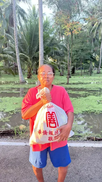 ส่งมอบอาหารและน้ำดื่มจากโรงครัวหลวงพ่ออิฏฐ์ แก่ผู้ประสบอุทกภัย จังหวัดสมุทรสงคราม ๖ ตุลาคม ๒๕๖๙