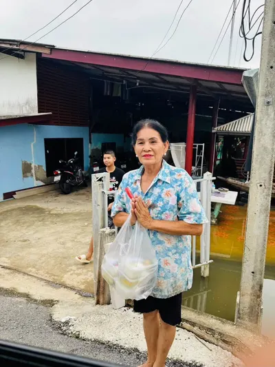 ส่งมอบอาหารและน้ำดื่มจากโรงครัวหลวงพ่ออิฏฐ์ แก่ผู้ประสบอุทกภัย จังหวัดสมุทรสงคราม ๖ ตุลาคม ๒๕๖๙