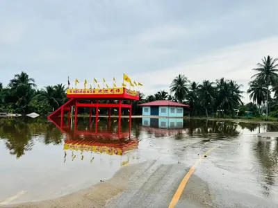 ส่งมอบอาหารและน้ำดื่มจากโรงครัวหลวงพ่ออิฏฐ์ แก่ผู้ประสบอุทกภัย จังหวัดสมุทรสงคราม ๖ ตุลาคม ๒๕๖๙