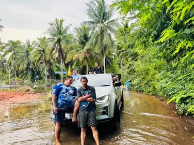 ส่งมอบอาหารและน้ำดื่มจากโรงครัวหลวงพ่ออิฏฐ์ แก่ผู้ประสบอุทกภัย จังหวัดสมุทรสงคราม ๖ ตุลาคม ๒๕๖๙