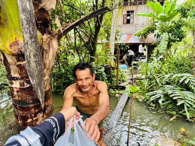 ส่งมอบอาหารและน้ำดื่มจากโรงครัวหลวงพ่ออิฏฐ์ แก่ผู้ประสบอุทกภัย จังหวัดสมุทรสงคราม ๖ ตุลาคม ๒๕๖๙
