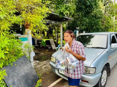 ส่งมอบอาหารและน้ำดื่มจากโรงครัวหลวงพ่ออิฏฐ์ แก่ผู้ประสบอุทกภัย จังหวัดสมุทรสงคราม ๖ ตุลาคม ๒๕๖๙
