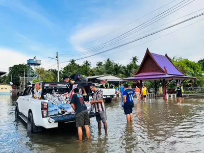 ส่งมอบอาหารและน้ำดื่มจากโรงครัวหลวงพ่ออิฏฐ์ แก่ผู้ประสบอุทกภัย จังหวัดสมุทรสงคราม ๖ ตุลาคม ๒๕๖๙