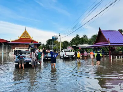 ส่งมอบอาหารและน้ำดื่มจากโรงครัวหลวงพ่ออิฏฐ์ แก่ผู้ประสบอุทกภัย จังหวัดสมุทรสงคราม ๖ ตุลาคม ๒๕๖๙