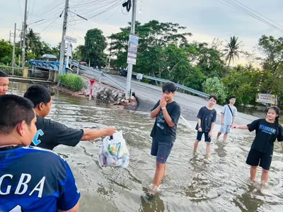 ส่งมอบอาหารและน้ำดื่มจากโรงครัวหลวงพ่ออิฏฐ์ แก่ผู้ประสบอุทกภัย จังหวัดสมุทรสงคราม ๖ ตุลาคม ๒๕๖๙