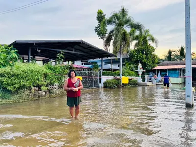 ส่งมอบอาหารและน้ำดื่มจากโรงครัวหลวงพ่ออิฏฐ์ แก่ผู้ประสบอุทกภัย จังหวัดสมุทรสงคราม ๖ ตุลาคม ๒๕๖๙