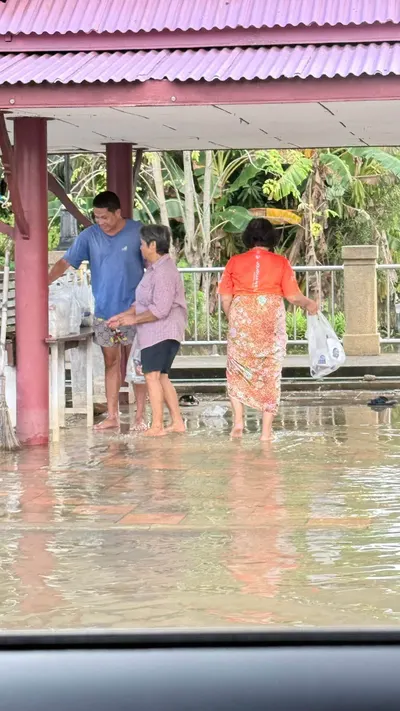 ส่งมอบอาหารและน้ำดื่มจากโรงครัวหลวงพ่ออิฏฐ์ แก่ผู้ประสบอุทกภัย จังหวัดสมุทรสงคราม ๖ ตุลาคม ๒๕๖๙