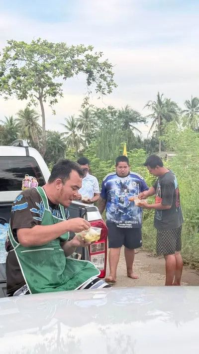 ส่งมอบอาหารและน้ำดื่มจากโรงครัวหลวงพ่ออิฏฐ์ แก่ผู้ประสบอุทกภัย จังหวัดสมุทรสงคราม ๖ ตุลาคม ๒๕๖๙
