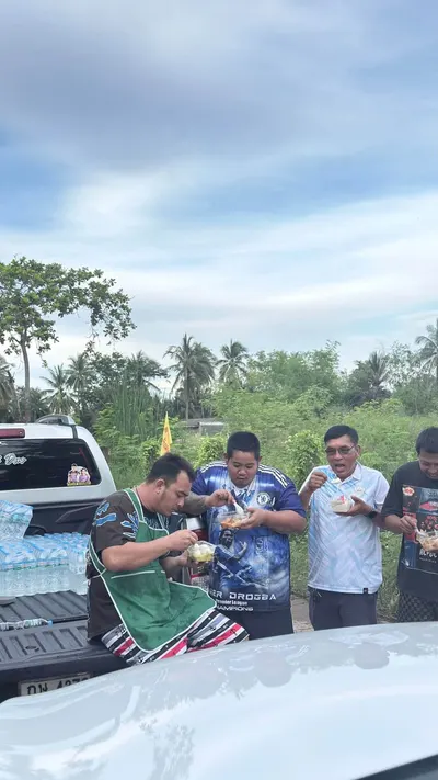 ส่งมอบอาหารและน้ำดื่มจากโรงครัวหลวงพ่ออิฏฐ์ แก่ผู้ประสบอุทกภัย จังหวัดสมุทรสงคราม ๖ ตุลาคม ๒๕๖๙