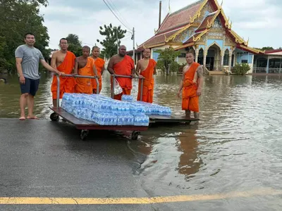 โรงครัวหลวงพ่ออิฏฐ์ วัดจุฬามณี ประกอบอาหารและส่งมอบสิ่งของช่วยผู้ประสบอุทกภัย ๕ ตุลาคม ๒๕๖๙