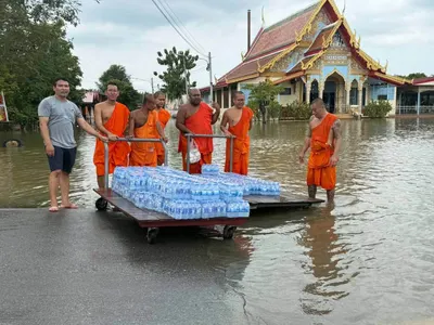 โรงครัวหลวงพ่ออิฏฐ์ วัดจุฬามณี ประกอบอาหารและส่งมอบสิ่งของช่วยผู้ประสบอุทกภัย ๕ ตุลาคม ๒๕๖๙
