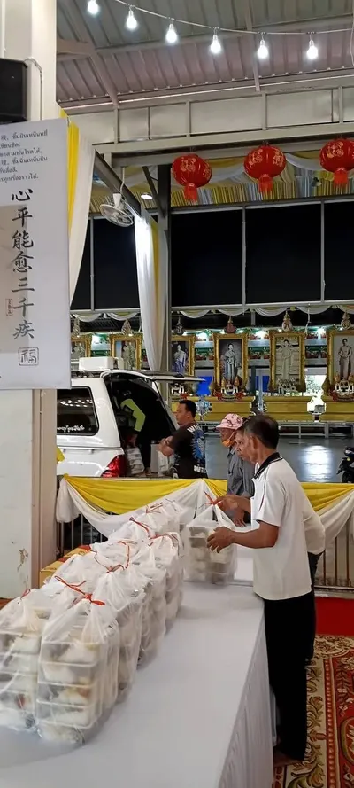 โรงครัวหลวงพ่ออิฏฐ์ วัดจุฬามณี ประกอบอาหารและส่งมอบสิ่งของช่วยผู้ประสบอุทกภัย ๕ ตุลาคม ๒๕๖๙