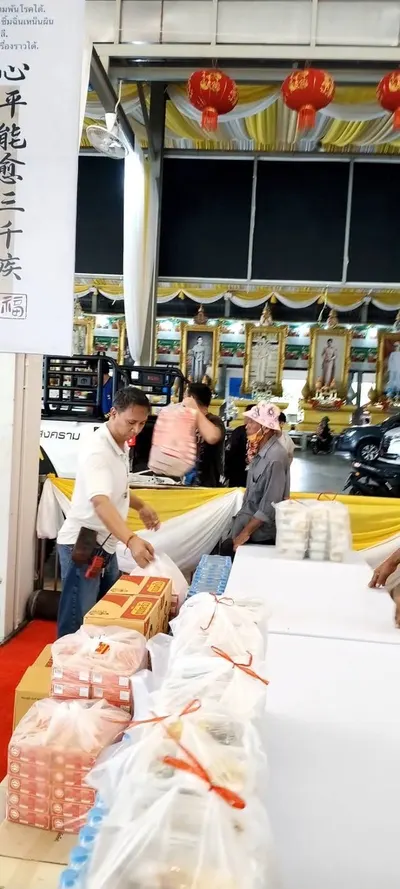 โรงครัวหลวงพ่ออิฏฐ์ วัดจุฬามณี ประกอบอาหารและส่งมอบสิ่งของช่วยผู้ประสบอุทกภัย ๕ ตุลาคม ๒๕๖๙