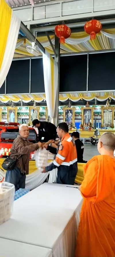 โรงครัวหลวงพ่ออิฏฐ์ วัดจุฬามณี ประกอบอาหารและส่งมอบสิ่งของช่วยผู้ประสบอุทกภัย ๕ ตุลาคม ๒๕๖๙