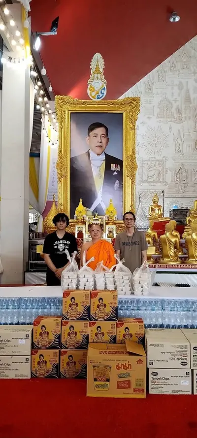 โรงครัวหลวงพ่ออิฏฐ์ วัดจุฬามณี ประกอบอาหารและส่งมอบสิ่งของช่วยผู้ประสบอุทกภัย ๕ ตุลาคม ๒๕๖๙